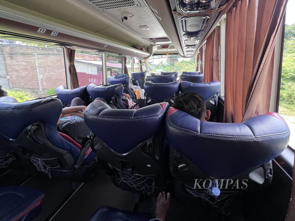 Interior bus mewah yang melayani rute Palu-Makassar, Sabtu (1/4/2023).