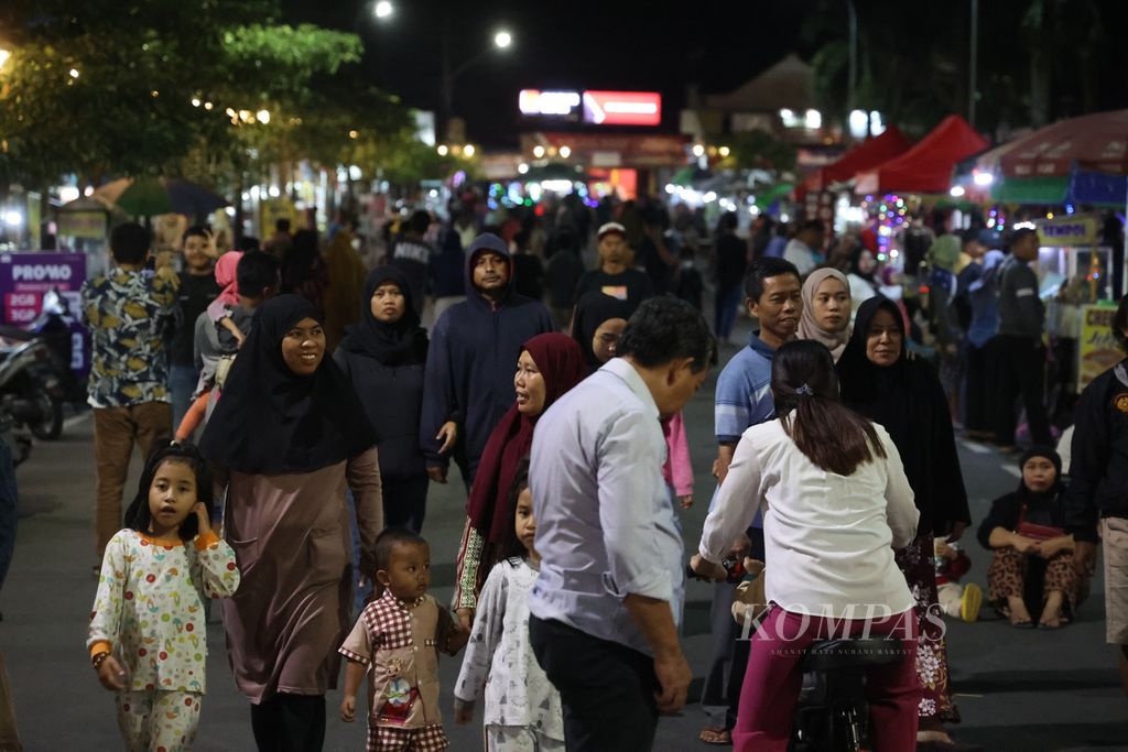 Pengunjung berjalan-jalan saat berlangsung kegiatan Borobudur Car Free Night di depan pagar kompleks Taman Wisata Candi Borobudur, Kecamatan Borobudur, Kabupaten Magelang, Jawa Tengah, Sabtu (15/10/2022) malam.
