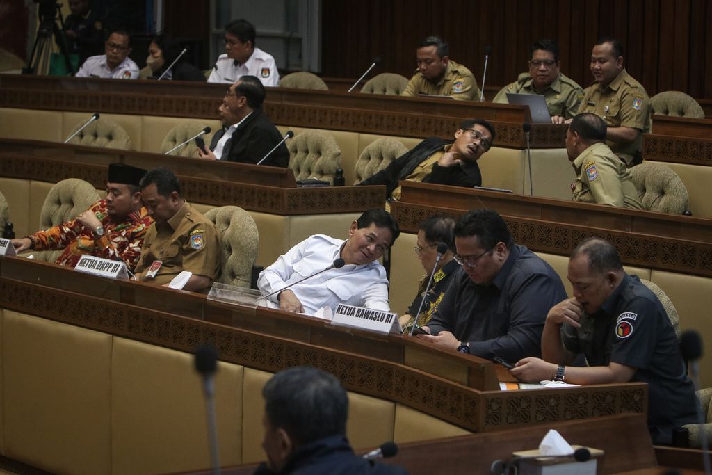 Para peserta rapat berbincang sebelum rapat dimulai di Gedung Parlemen, Jakarta, Senin (27/3/2023). 