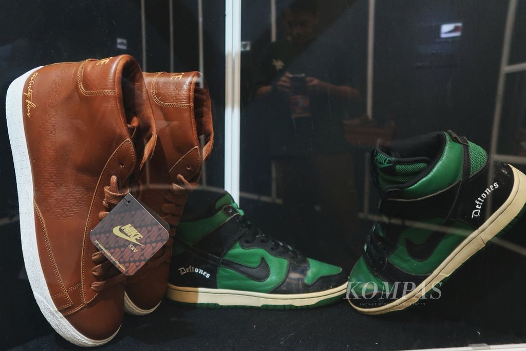 Sepatu <i>sneaker</i> Nike Blazer Batik Parang Rusak 25 Anniversary (kiri) dan Nike Dunk Hi Premium Deftones (kanan) yang dipamerkan dalam Jakarta Sneaker Day 2023 di Indonesia Convention Exhibition, BSD City, Tangerang, Banten, Sabtu (25/2/2023). Sepatu-sepatu langka ini merupakan koleksi dari para anggota Indonesia Sneaker Team.