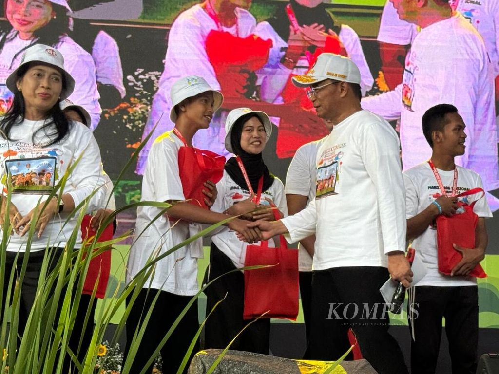 Menko PMK Muhadjir Effenddy memberikan hadiah kepada anak-anak yang tampil membaca Pembukaan UUD NRI 1945 pada Festival Ekspresi Anak 2024 dalam rangka Hari Anak Nasional 2024 yang berlangsung di panggung teater, samping wahana Hysteria, kawasan Dunia Fantasi, Ancol, Jakarta Utara, Kamis (18/7/2024) siang. 