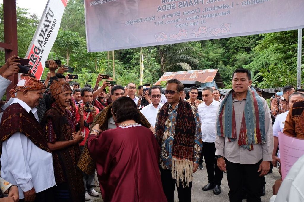 Menteri Koordinator Bidang Politik, Hukum, dan Keamanan Mahfud MD berkunjung ke rumah masa kecil dan kampung halaman Frans Seda, tokoh lintas zaman, serta mantan menteri di era Orde Lama dan Orde Baru di Maumere, Kabupaten Sikka, Nusa Tenggara Timur, Rabu (31/3/2023). 