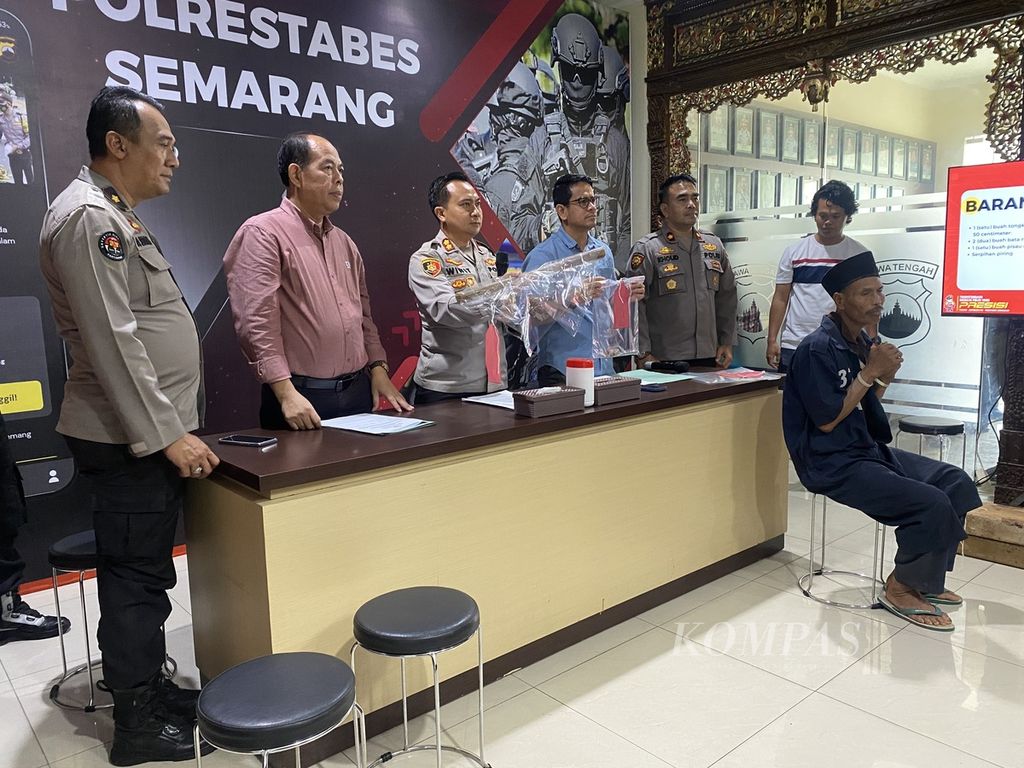 Polisi menunjukkan barang bukti tindak pidana dalam konferensi pers di Kepolisian Resor Kota Besar Semarang, Jawa Tengah, Selasa (2/1/2024). 