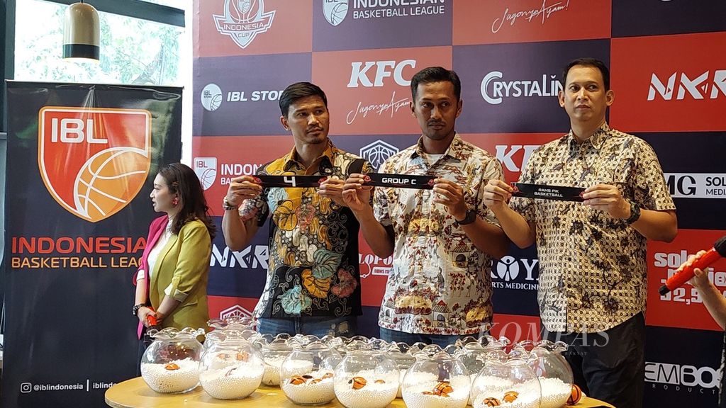Para legenda hidup IBL saat melakukan pengundian grup untuk Indonesia Cup 2022 di Jakarta pada Rabu (26/10/2022). Salah satunya adalah mantan pemain Satria Muda, Amin Prihantono (tengah).