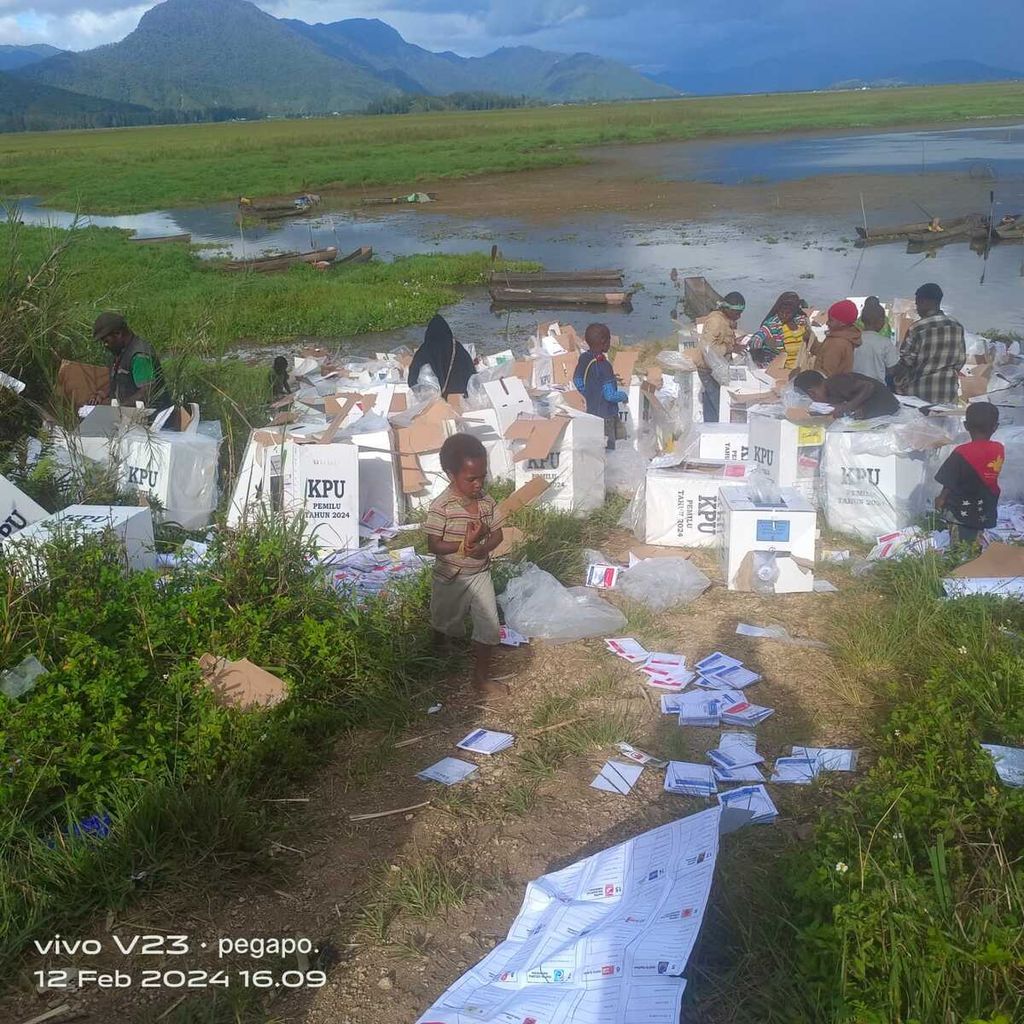 Aksi perusakan logistik Pemilu 2024 di Kabupaten Paniai, Papua Tengah, Senin (12/2/2024).