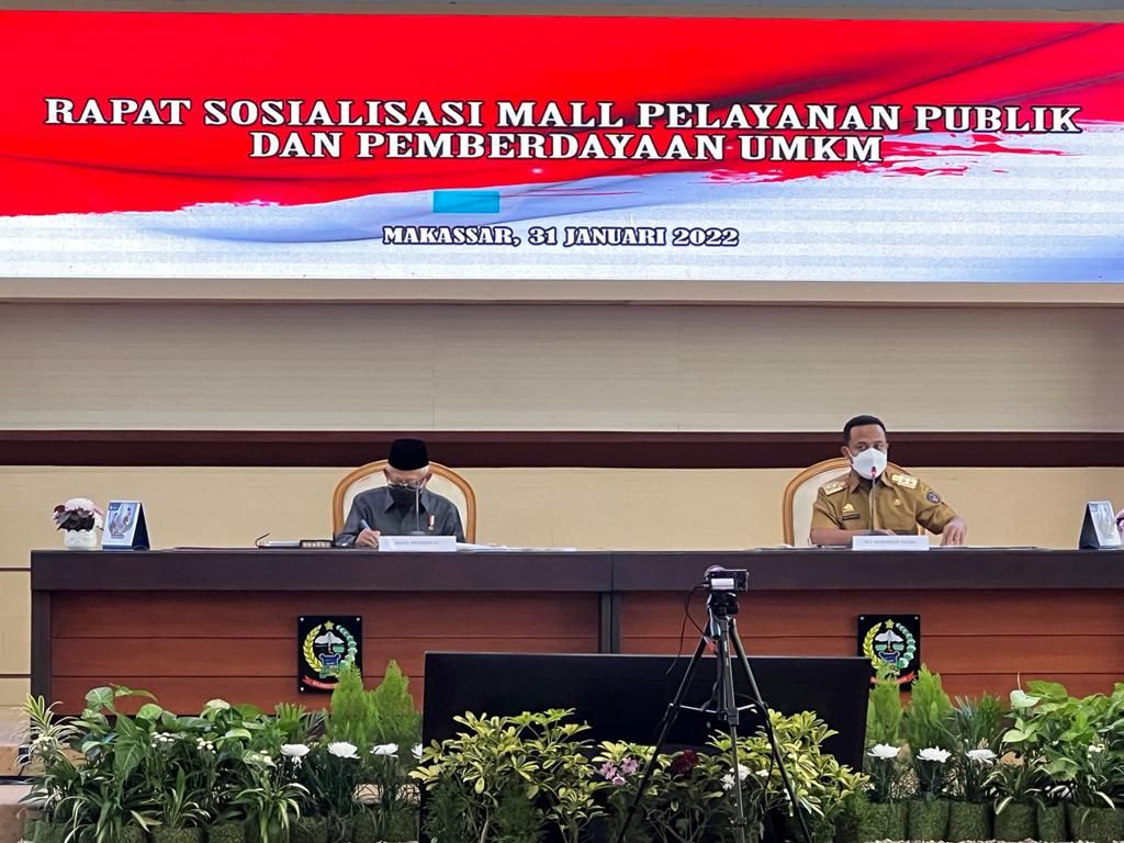 Wakil Presiden Ma'ruf Amin (kiri) memimpin Rapat Sosialisasi Mal Pelayanan Publik, di Makassar, Sulsel, Senin (31/1/2022).