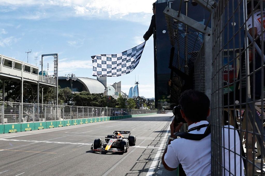Pebalap Red Bull, Max Verstappen, memenangi balapan Formula 1 Seri Azerbaijan di Sirkuit Jalanan Baku, Azerbaijan, Minggu (12/6/2022). Verstappen menduduki posisi teratas klasemen sementara Formula 1 dengan poin 150. 
