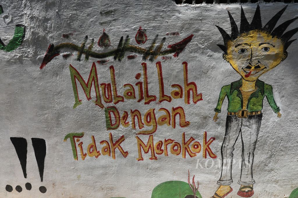 A mural with the theme of a smoke-free zone decorates the residential area in RW 006, Kayu Manis Village, Matraman, East Jakarta, on Tuesday (14/11/2023). In addition to promoting spirit and awareness through the mural, residents are also committed to keeping their environment free from cigarette smoke by giving warnings and sanctions to those who violate the rule.