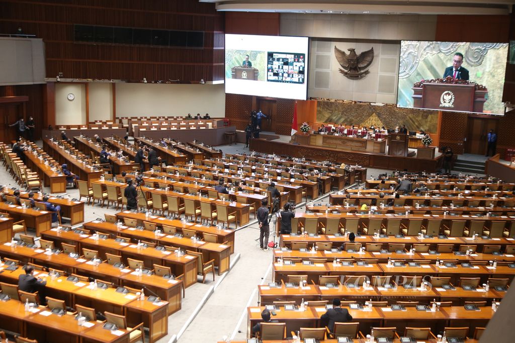 Suasana Rapat Paripurna DPR dengan agenda pembukaan masa persidangan V masa sidang 2022 di Kompleks Parlemen, Senayan, Jakarta, Selasa (17/5/2022). Sebanyak 76 anggota DPR hadir rapat paripurna secara luring. Sementara 252 orang mengikuti rapat secara daring. 