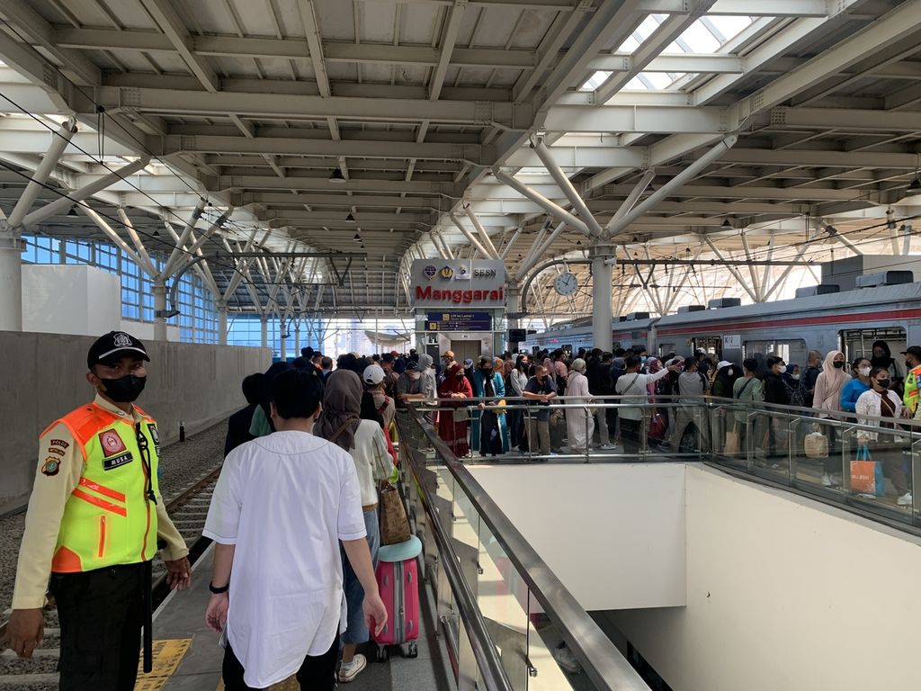 Aktivitas penumpang saat hari libur Lebaran terakhir di Stasiun Manggarai, Jakarta, Selasa (25/4/2023). Selama libur Lebaran PT KCI mencatat ada 3 juta penumpang yang menggunakan moda KRL Jabodetabek.