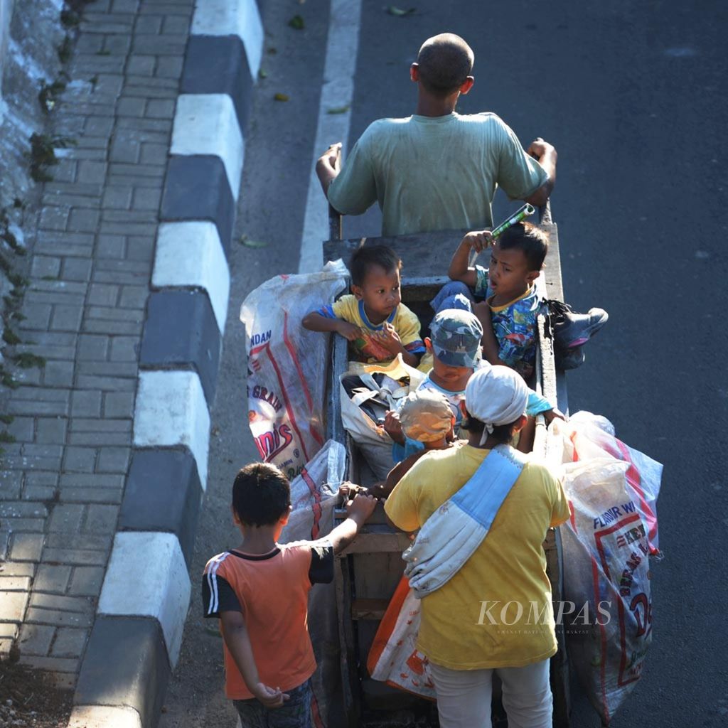 Anak-anak Manusia Gerobak di jalanan di Ibu Kota, seperti yamg terlihat di Jalan TB Simatupang, Jakarta Selatan, beberapa waktu lalu.