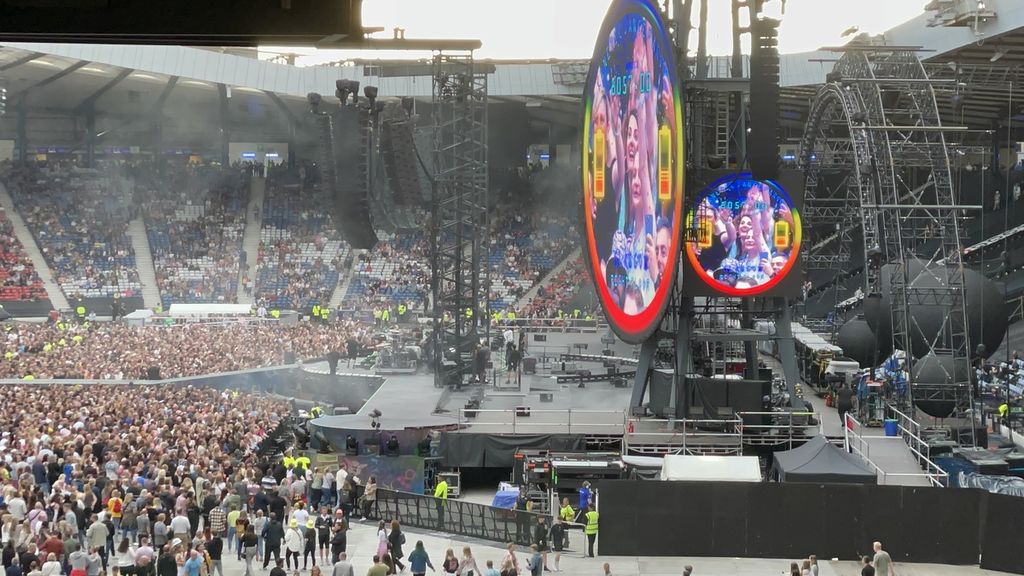Layar panggung menunjukkan daya listrik yang dikonversi dari lompatan pengunjung di area kinetik sebelum konser Coldplay yang megah di Stadion Hampden Park, Glasgow, Skotlandia, Selasa (23/8/2022).