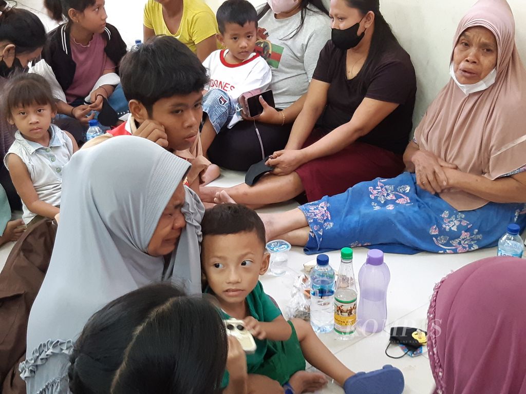 Residents living around the Rawa Kucing landfill were evacuated to the Neglasari Subdistrict Office in Tangerang, Banten on Saturday (October 21, 2023).