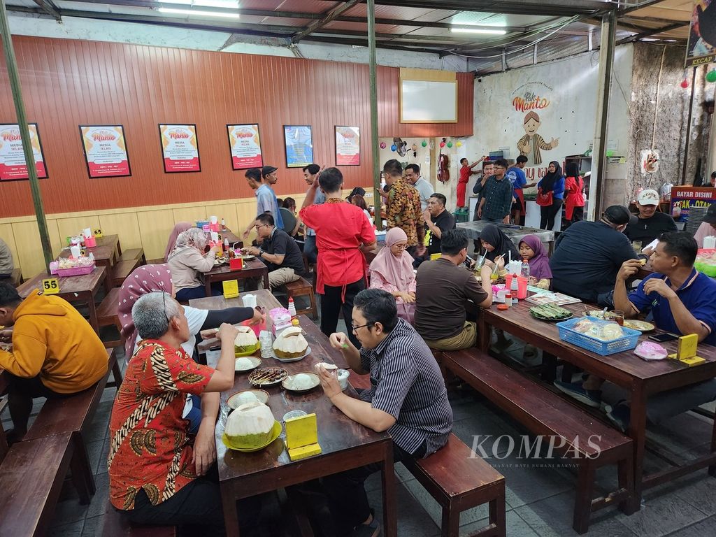 Pelanggan menikmati beragam menu olahan daging kambing di Warung Sate Kambing Pak Manto, di Kota Surakarta, Jawa Tengah, Kamis (21/12/2023). 