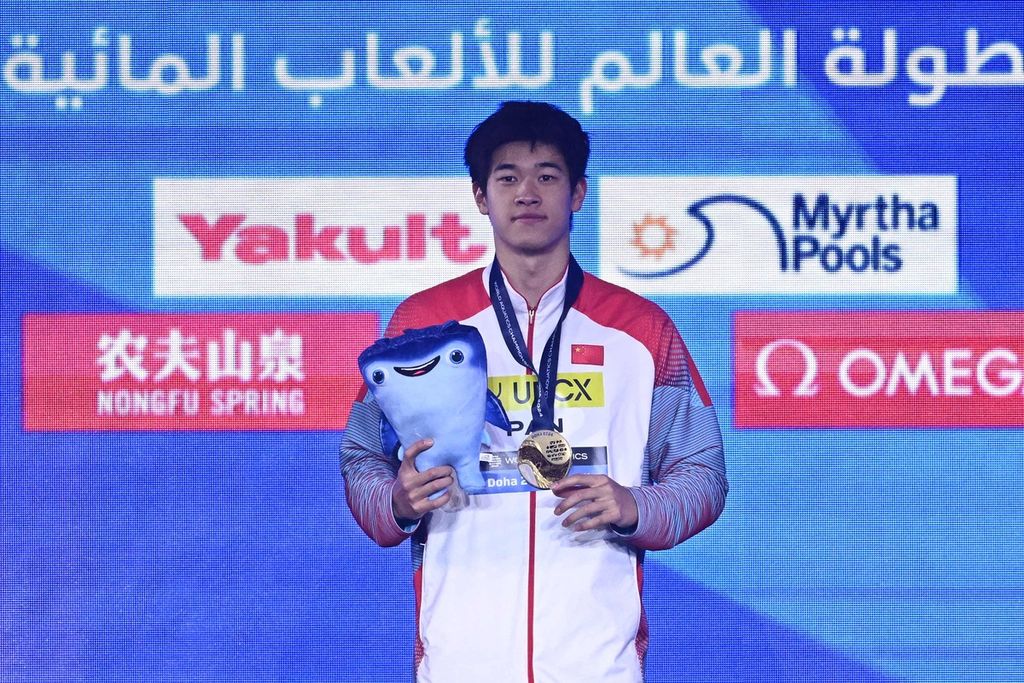 Perenang China, Pan Zhanle, berpose setelah merebut medali emas pada nomor 100 meter gaya bebas putra dalam Kejuaraan Dunia Akuatik 2024 di Doha, Qatar, Kamis (15/2/2024).