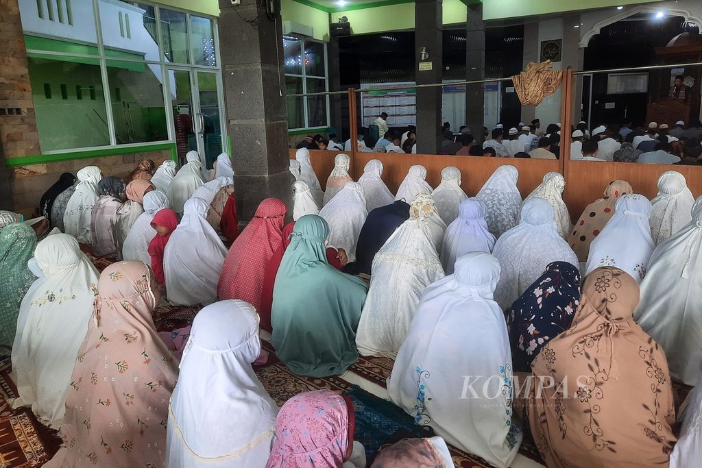 Jemaah mendengarkan khotbah seusai shalat Idul Adha 1444 Hijriah di Masjid Hadiqatul Iman, Kelurahan Dadok Tunggul Hitam, Kecamatan Koto Tangah, Kota Padang, Sumatera Barat, Rabu (28/6/2023). 