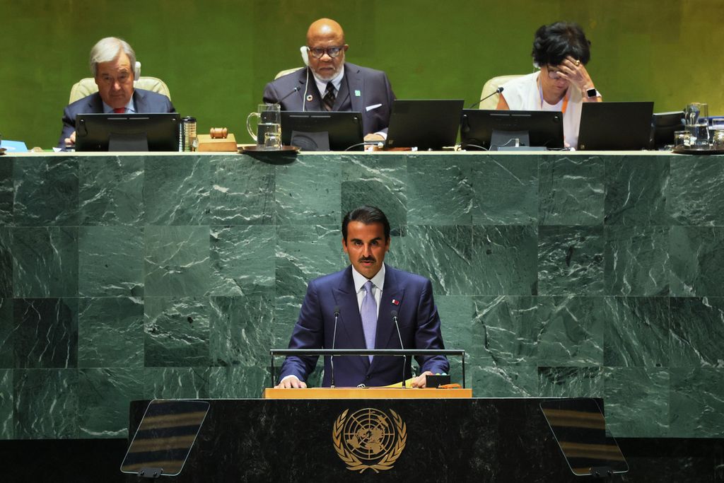 Emir Qatar Sheihk Tamim bin Hamad Al-Thani berpidato di Sidang Majelis Umum Perserikatan Bangsa-Bangsa di New York, Selasa (19/9/2023). Sheikh Tamim secara terbuka menyebut Israel melaksanakan kebijakan apartheid terhadap rakyat Palestina dan dunia gagal bertindak negara tersebut.  