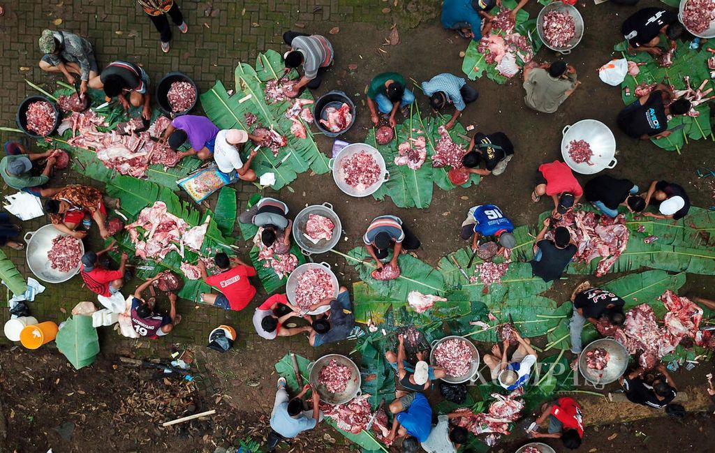 Kesibukan warga mengolah daging kambing yang akan mereka masak menjadi gule pada acara nyadran di Kampung Ngijo, Kecamatan Gunungpati, Kota Semarang, Jawa Tengah, Kamis (2/2/2023).