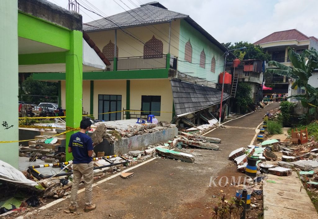 Warga melintas di sisi tembok barat sekolah MTsN 19 di Jalan Kalijati, Kelurahan Pondok Labu, Kecamatan Cilandak, Jakarta Selatan, Jumat (7/10/2022).