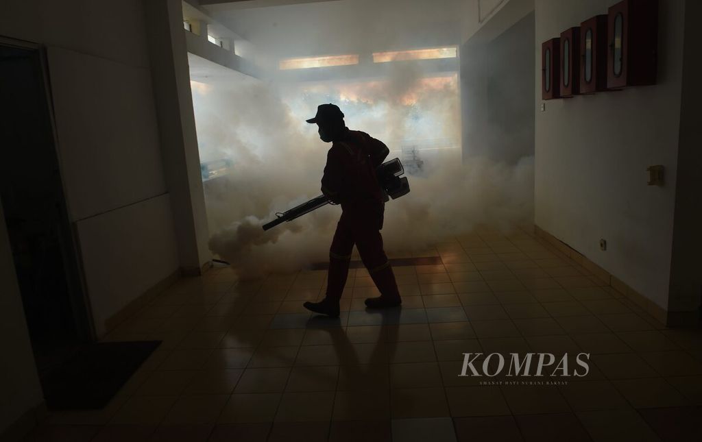 Petugas menyemprotkan asap pembunuh nyamuk di lorong SD Pembangunan Jaya 2 Sidoarjo, Jawa Timur, Sabtu (16/3/2024). Hal ini dilakukan sebagai pencegahan meluasnya penyakit demam berdarah dengue. 