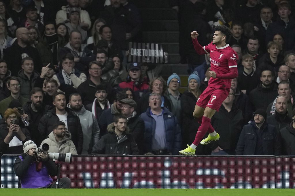Pemain Liverpool, Luis Diaz, merayakan gol ke gawang Fulham, Kamis (25/1/2024) dini hari WIB. 
