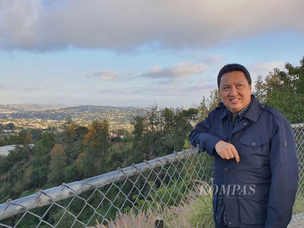 Presiden Direktur PT Adaro Energy Tbk Garibaldi Thohir berfoto di Griffith Observatory Hollywood, Los Angeles, California, Amerika Serikat, Senin (28/3/2022). 