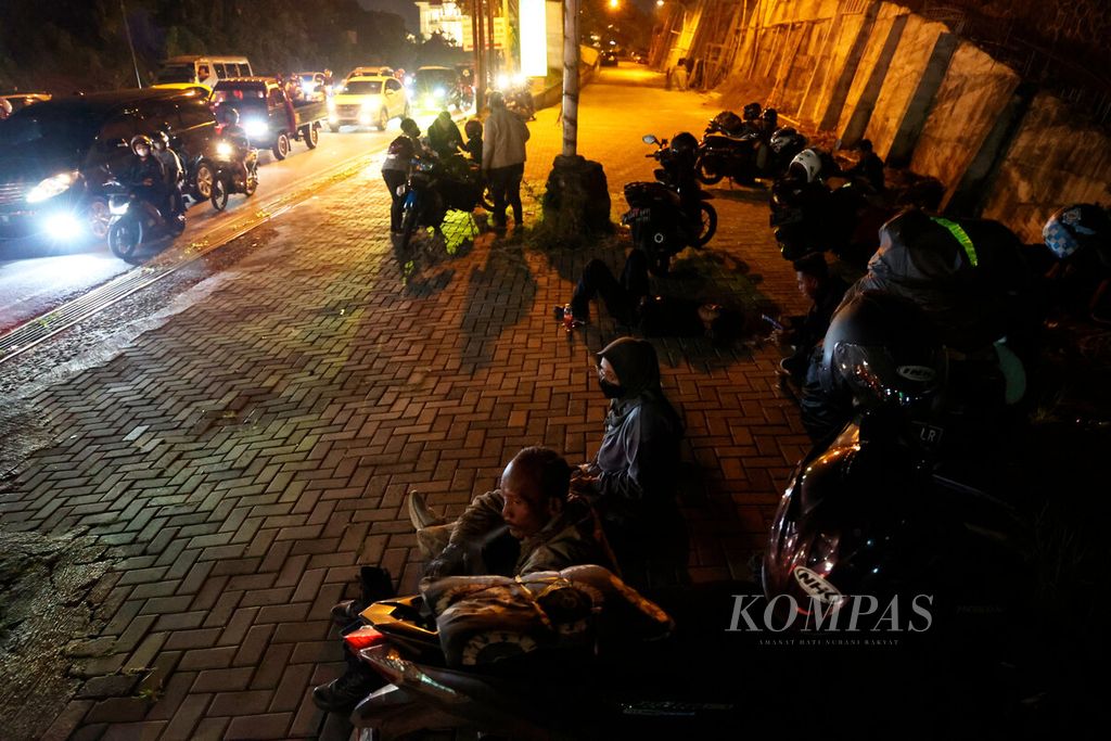Pemudik sepeda motor istirahat setelah menempuh perjalanan jauh sebelum mereka melanjutkan ke tujuannya di Gombel, Kota Semarang, Jawa Tengah, Rabu (19/4/2023). 