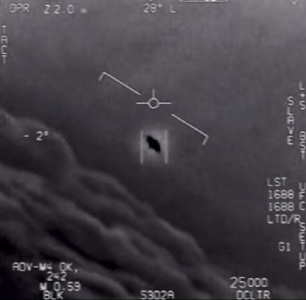 Foto yang diterbitkan oleh Departemen Pertahanan Amerika Serikat (Pentagon) pada 26 April 2020 ini menampakkan benda terbang tak dikenal (<i>unidentifiable flying object</i>/UFO) yang diambil oleh seorang pilot Angkatan Laut AS. Penyelidikan Pentagon dan intelijen AS tidak bisa menyimpulkan apa sebenarnya benda itu.  