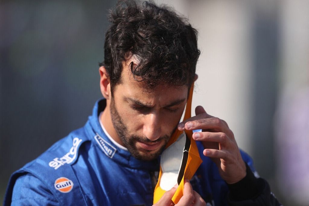 Mantan pebalap McLaren, Daniel Ricciardo. memperbaiki maskernya setelah sesi balapan <i>sprint </i>Formula 1 seri Italia di Sirkuit Autodromo Nazionale, Monza, 11 September 2021. Ricciardo pada musim ini adalah pebalap ketiga tim Red Bull yang dipinjamkan ke tim AlphaTauri di sisa balapan musim 2023.