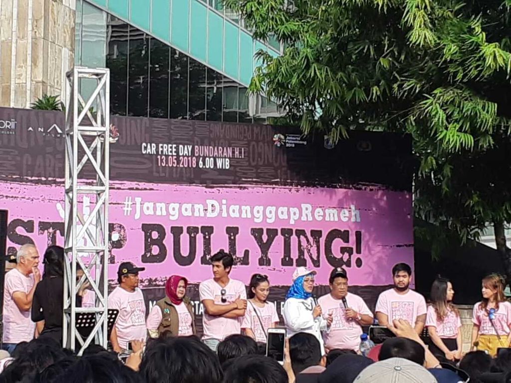 Sejumlah figur publik menyerukan kampanye anti-perundungan di arena hari bebas kendaraan bermotor (CFD) di kawasan Bundaran Hotel Indonesia, Jakarta, Minggu (13/5/2018). 