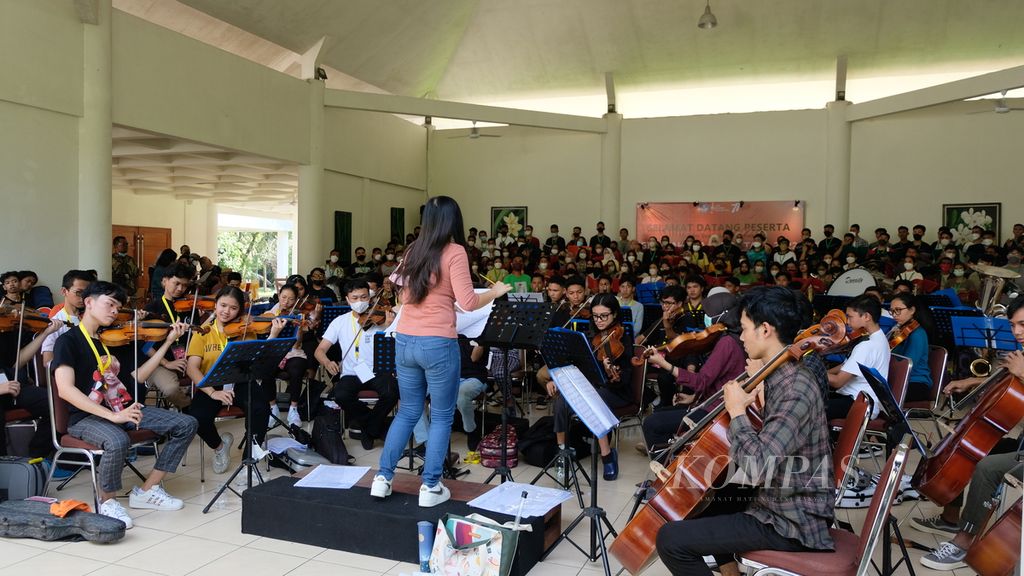 Suasana latihan bersama yang dilakukan tim paduan suara dan orkestra Gita Bahana Nusantara di Depok, Kamis (11/8/2022).