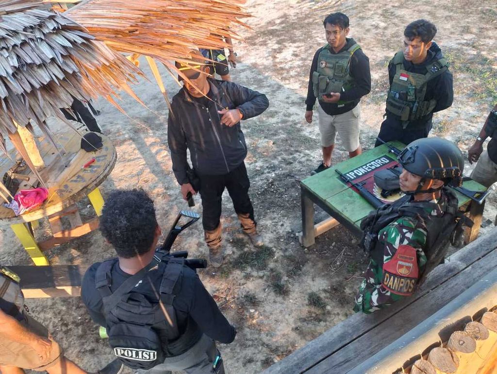  Anggota TNI dan Polri saat menangkap Marthen Iba, simpatisan Kelompok Separatis Teroris Papua Barat, Minggu (24/9/2023).