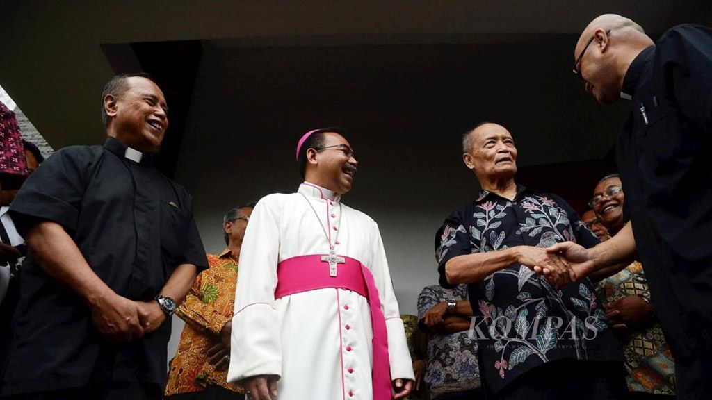 Mantan Ketua Umum Pimpinan Pusat Muhammadiyah Ahmad Syafii Maarif (kanan) menyambut kedatangan Uskup Agung Semarang Mgr Robertus Rubiyatmoko (kedua dari kiri) dan Kepala Paroki Kumetiran Romo Yohanes Dwi Harsanto Pr (kanan) di kediamannya di Kecamatan Gamping, Sleman, DI Yogyakarta, Senin (19/2/2018). Rubiyatmoko berkunjung untuk berterima kasih kepada Syafii Maarif atas perannya menenangkan berbagai pihak beberapa saat pasca-penyerangan Gereja Santa Lidwina pada 11 Februari 2018.