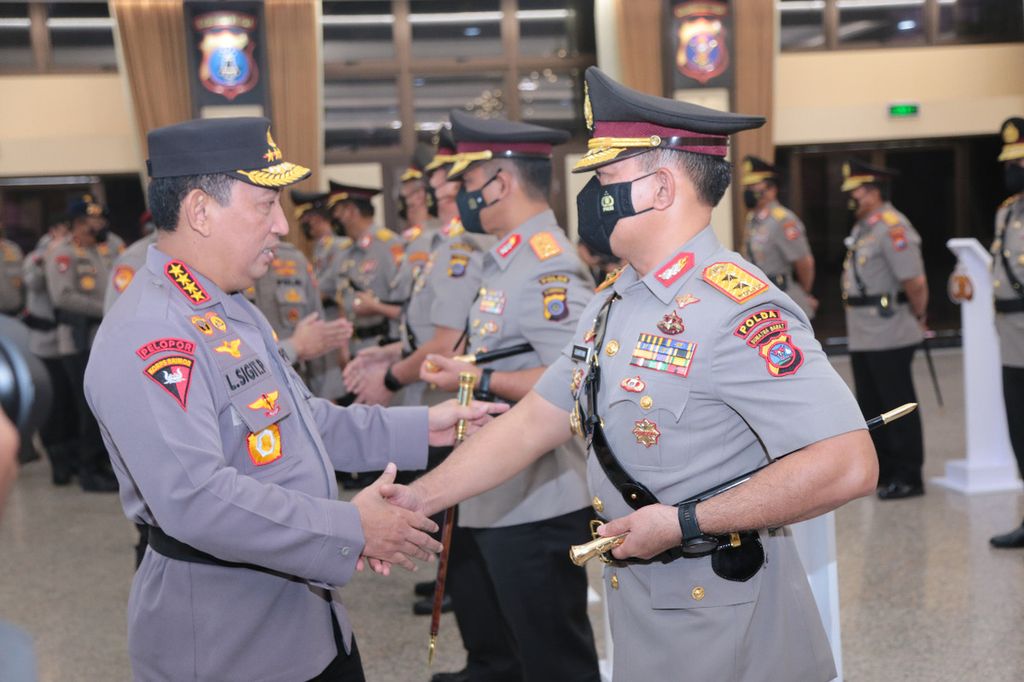 Kepala Polri Jenderal (Pol) Listyo Sigit Prabowo (kiri) menyalami Kepala Polda Sumbar Irjen Suharyono yang dilantik di Mabes Polri, Jakarta, Selasa (18/10/2022).