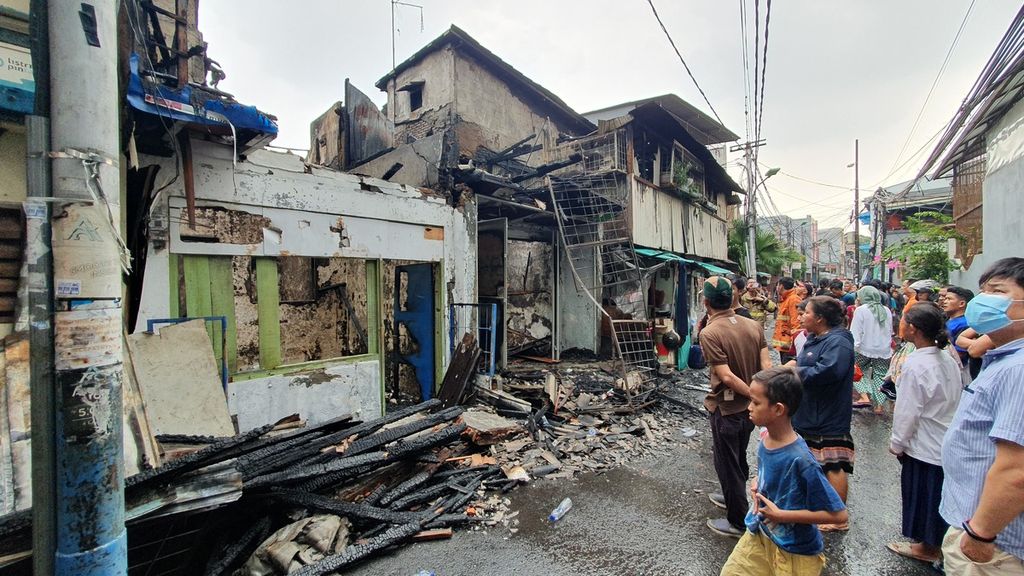 Sejumlah warga menyaksikan rumah yang ludes karena kebakaran di Jalan Jembatan Besi IV, RT 006 RW 003, Kelurahan Jembatan Besi, Kecamatan Tambora, Jakarta Barat terbakar pada Selasa (6/6/2023).
