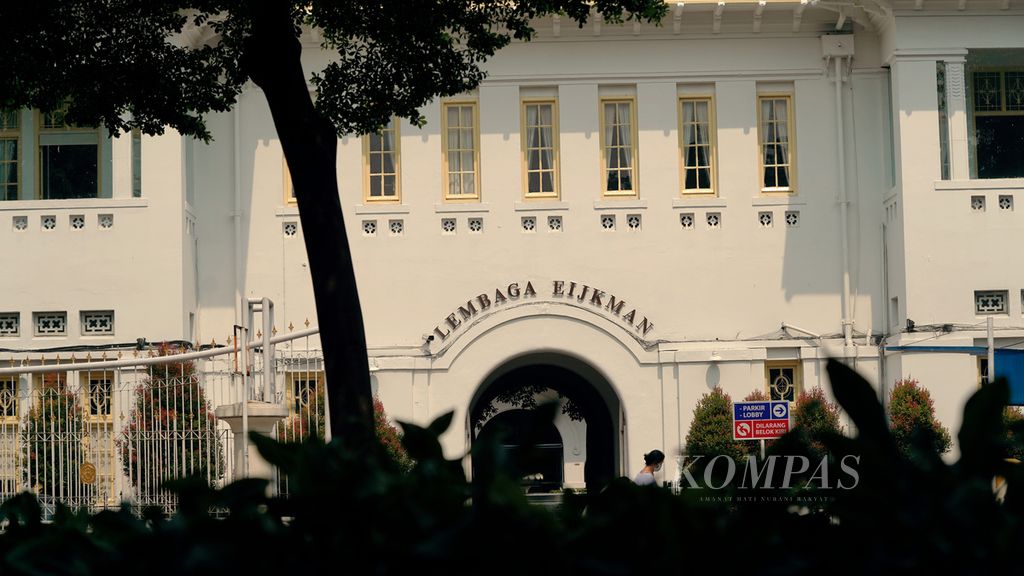 Gedung Lembaga Biologi Melekuler Eijkman atau Lembaga Eijkman di Jakarta Pusat, Selasa (4/1/2022). Berdasarkan data dari sumber <i>Kompas </i>di LBM Eijkman, dari 157 staf Lembaga Eijkman, 96 orang di antaranya peneliti, sisanya staf administrasi dan pendukung, yang diberhentikan per 31 Desember 2021 sebanyak 115 orang. 