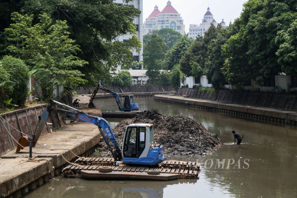 Dua ekskavator diturunkan untuk mengeruk lumpur di Kali Ciliwung, wilayah Gambir, Jakarta, Selasa (7/11/2023). 