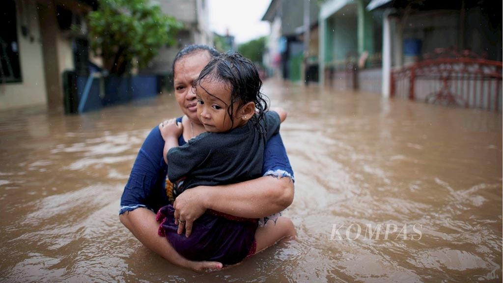 Banjir setinggi 50-150 sentimeter menggenangi RW 004 Kelurahan Cipinang Melayu, Jakarta Timur, Senin (20/2). Banjir yang sempat surut pada Minggu (19/2) malam kembali meninggi pada Senin pagi. Banjir tersebut disebabkan meluapnya Kali Sunter. 