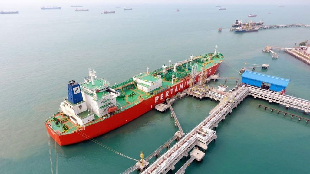 Activities of one of the PT Pertamina International Shipping (PIS) vessels, Sub Holding Integrated Marine Logistics Pertamina. PT PIS operates in the energy transportation business, such as crude oil, fuel oil (BBM), LPG, and ammonia.