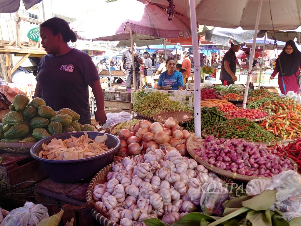 Aktivitas jual beli di Pasar Tugu, Bandar Lampung, pada Senin (20/3/2023). Tiga hari jelang Ramadhan, berbagai bahan pangan lain mulai merangkak naik. 