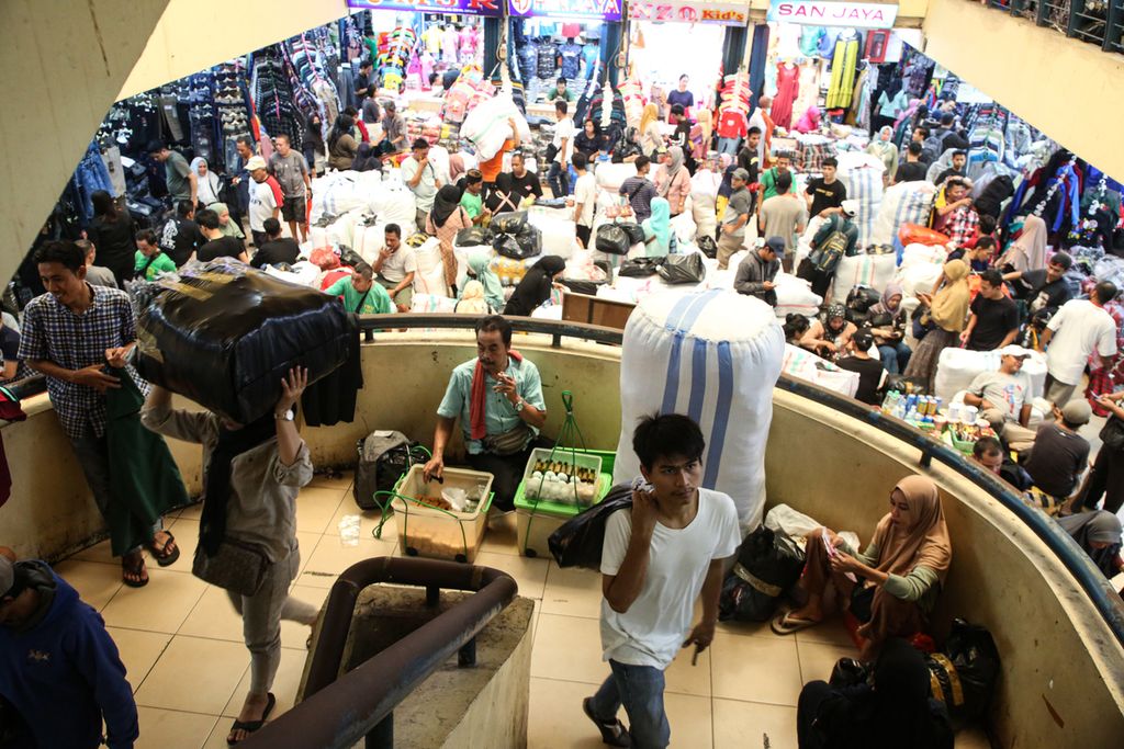 Suasana Pasar Cipulir, Kebayoran Lama, Jakarta Selatan, yang dipadati pembeli, Selasa (28/2/2023). Para pembeli dalam partai besar ini merupakan pedagang dari sejumlah daerah yang berbelanja stok barang dagangan untuk dijual kembali menjelang Lebaran di daerah masing-masing.