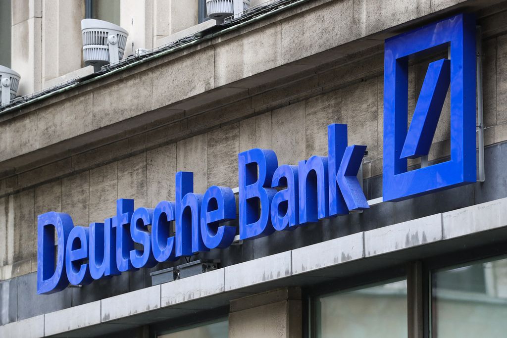 Foto ini memperlihatkan logo Deutsche Bank Brussels, di Brussels, Belgia, pada Sabtu (25/3/2023).