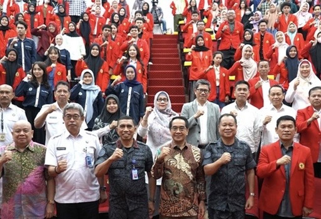 Rektor Universitas Hasanuddin Jamaluddin Jompa (tengah) bersama sivitas akademika dan jajaran Badan Narkotika Nasional Sulawesi Selatan mendeklarasikan kampus bersih narkoba di Makassar, Sulsel, Rabu (8/11/2023).