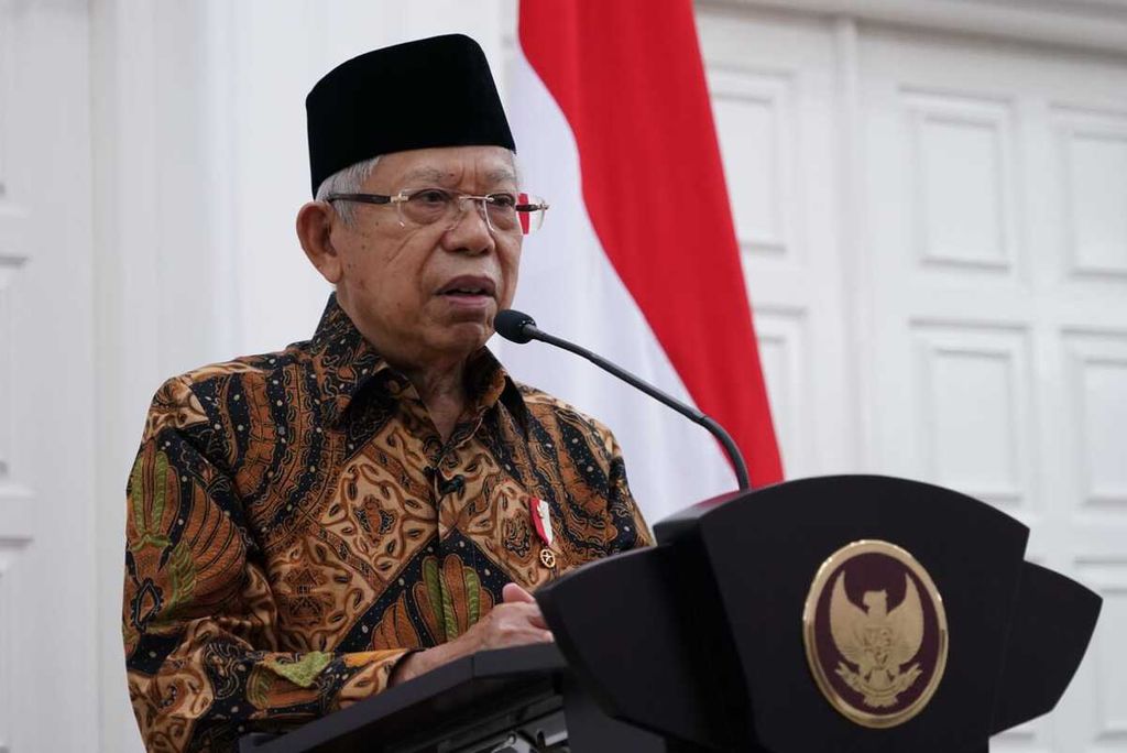 Wakil Presiden K.H. Maruf Amin ketika menghadiri acara Waisak 2566 BE Tahun 2022 yang diselenggarakan di Candi Borobudur, Magelang, Jawa Tengah, secara virtual, Senin (16/5/2022).