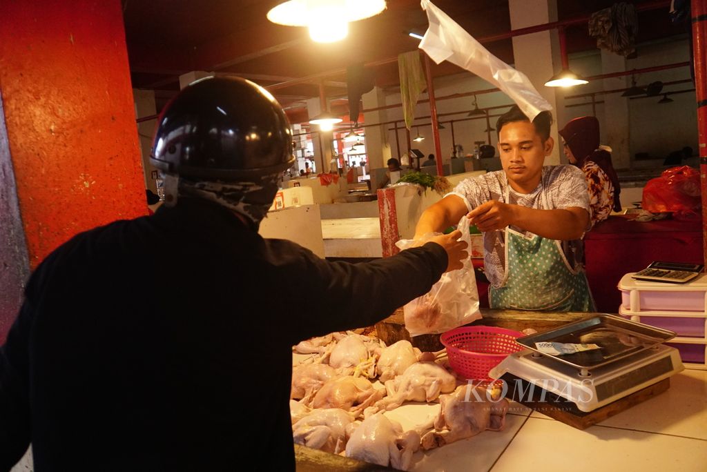 Seorang pedagang melayani pembeli daging ayam, Rabu (16/8/2023), di Pasar Bersehati atau yang dikenal pula dengan Pasar Jengki di Manado, Sulawesi Utara. 