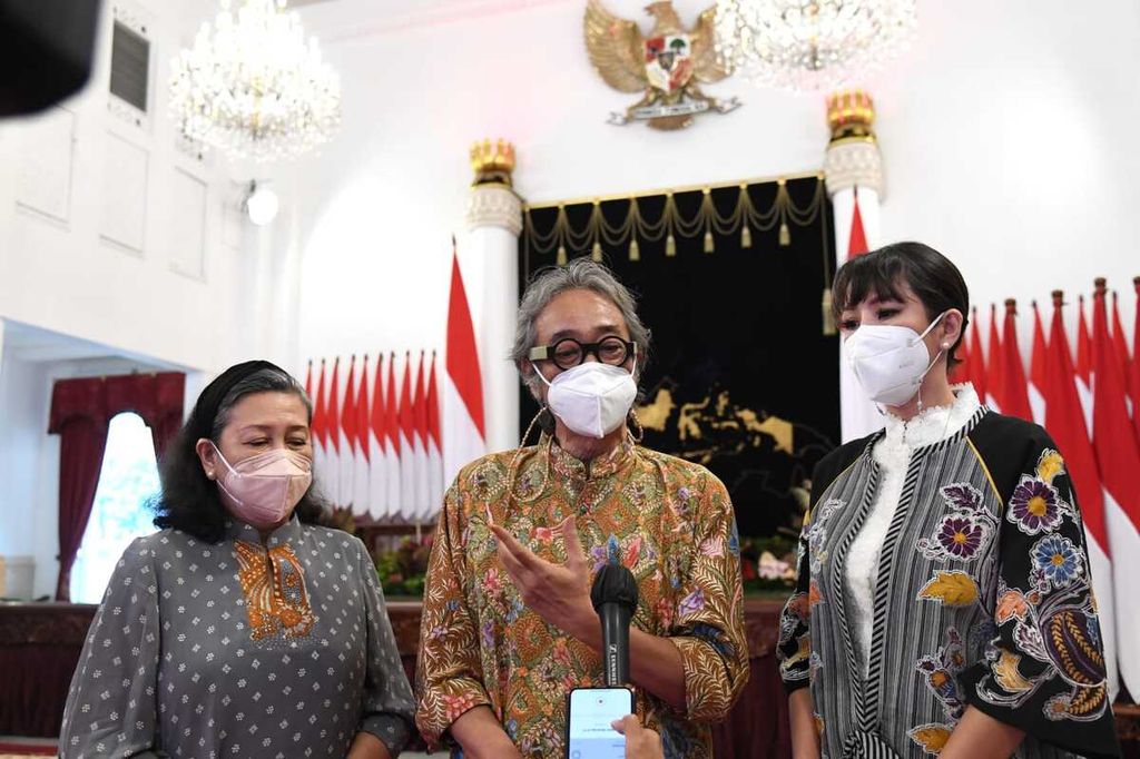 Seniman Butet Kartaredjasa menyampaikan keterangan seusai bertemu dengan Presiden Joko Widodo di Istana Negara, Jakarta, Kamis (10/2/2022). Pada pertemuan itu, para seniman dan budayawan menyampaikan harapannya kepada Presiden terkait pelaksanaan kegiatan pertunjukan seni budaya di Tanah Air pada masa pandemi Covid-19.