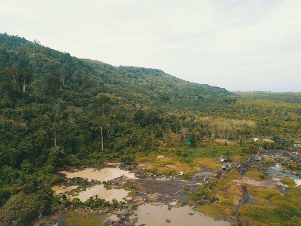 Penambangan emas ilegal mengancam Situs Jago-Jago di Bukit Bongal, Desa Jago Jago, Kecamatan Badiri, Tapanuli Tengah, Sumatera Utara. Situs menyimpan peninggalan Pelabuhan Barus abad ke-8 hingga ke-11 Masehi. Foto diambil akhir 2019. 