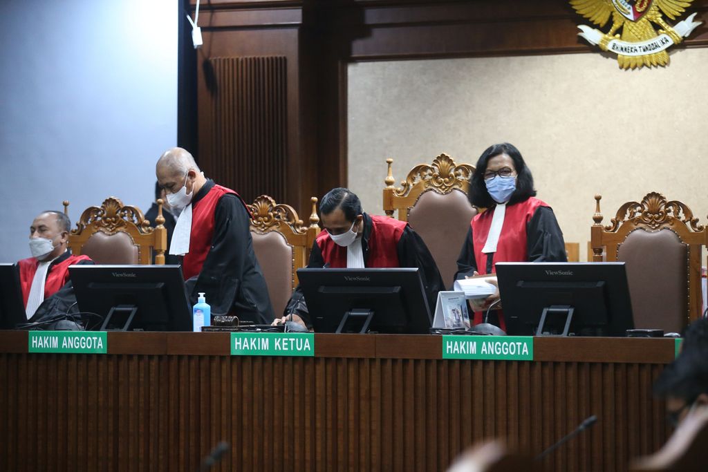 Majelis hakim bersiap membacakan putusan kasus dugaan korupsi Asabri dengan terdakwa Heru Hidayat dalam sidang di Pengadilan Tipikor Jakarta, Selasa, 18/1/2022).