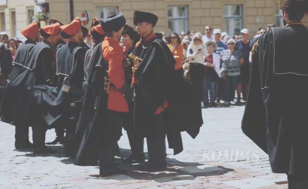 Dalam tangkapan layar dari video yang disiarkan Badan Promosi Pariwisata Zagreb pada Mei 2017 ini, warga Zagreb, Kroasia mengikuti pawai dengan mengenakan busana anggota resimen Cravat. Pada abad 17, resimen itu dikenal pula sebagai Resimen Kroasia karena seluruh anggotanya dari Kroasia. Resimen itu salah satu kelompok tentara bayaran dalam berbagai perang di Eropa. 