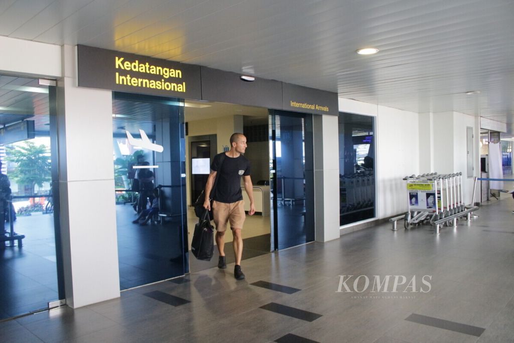 Seorang penumpang penerbangan dari Singapura melangkah melintasi pintu keluar di terminal kedatangan internasional Bandar Udara Internasional Husein Sastranegara, Kota Bandung, Jawa Barat, Kamis (16/5/2019).